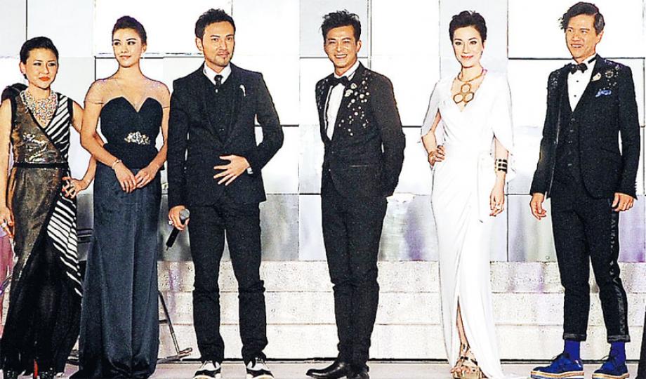 CTI（香港電視網絡）昨晚以劉美君（左起）、廖碧兒、林文龍、黃日華、張可頣、林嘉華率領188名藝人曬冷，佔了八成都是從無綫過檔的藝人。（攝影﹕鍾偉茵、黃梓烜）王維基不信有藝員已急欲回巢無綫。（攝影﹕鍾偉茵、黃梓烜）唐寧已為人母，更添成熟女人味。（攝影﹕鍾偉茵、黃梓烜）黃日華的經典射鵰甫士，在CTI的節目巡禮上再現。（攝影﹕鍾偉茵、黃梓烜）元華（左起）、廖啟智與石修變成CTI三寶。（攝影﹕鍾偉茵、黃梓烜）鮑起靜與夏雨以外援猛將身分壓軸亮相。（攝影﹕鍾偉茵、黃梓烜）林文龍受傷坐輪椅都要趕來出席記者會
