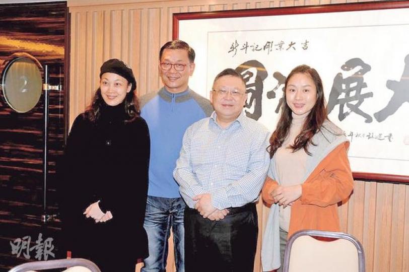 李居明(右二)在慶功宴上透露未來大計。(微博圖片) 李居明(右二)在慶功宴上透露未來大計。(微博圖片)