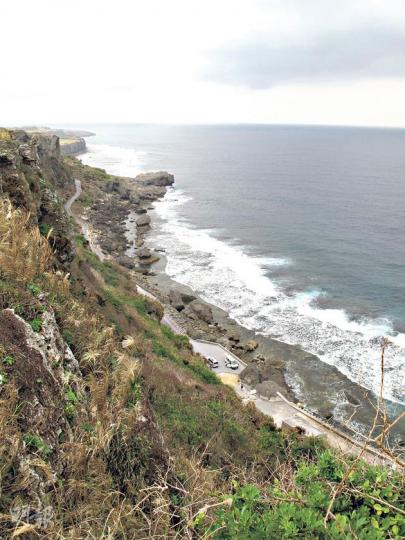 在「湧出」觀景台看到綿延百里的海岸線。(黃潔玲攝)從千人洞,可通向無敵大海景。(黃潔玲攝)千人洞外的沙灘水清沙美。(黃潔玲攝)伊江島上遇上定居當地的外國人享受單車樂。(黃潔玲攝)Kenji提醒﹕托運單車時,需把單車分拆裝好,包裹時避免車身受到撞擊。(黃潔玲攝)租用單車時,須特別注意煞車。另可把單車整架拎起,上下搖兩搖,看看有沒有零件鬆脫。(黃潔玲攝)(明報製圖) 在「湧出」觀景台看到綿延百里的海岸線。(黃潔玲攝)從千人洞,可通向無敵大海景。(黃潔玲攝)千人洞外的沙灘水清沙美。(黃潔玲攝)伊江島上遇上定居當地的外國人享受單車樂。(黃潔玲攝)Kenji提醒﹕托運單車時,需把單車分拆裝好,包裹時避免車身受到撞擊。(黃潔玲攝)租用單車時,須特別注意煞車。另可把單車整架拎起,上下搖兩搖,看看有沒有零件鬆脫。(黃潔玲攝)(明報製圖)