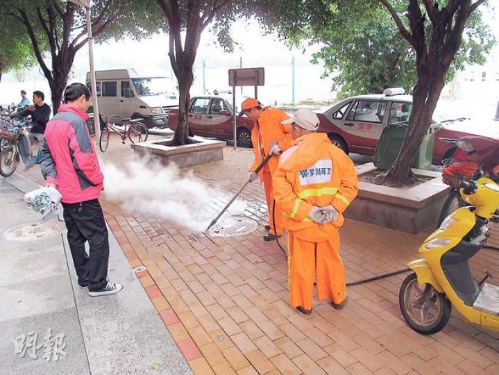 在漁民村,清潔工人用高溫蒸氣清洗每個沙井蓋。(明報記者攝)在廣州東濠涌附近,工人更換新花卉。(明報記者攝)工人在深圳漁民村裝修,並稱是因為「領導要來」。(明報記者攝)在漁民村中有宣傳欄貼出「深圳十大觀念」,第2條是中共總書記習近平早前強調的「空談誤國,實幹興邦」。(明報記者攝) 在漁民村,清潔工人用高溫蒸氣清洗每個沙井蓋。(明報記者攝)在廣州東濠涌附近,工人更換新花卉。(明報記者攝)工人在深圳漁民村裝修,並稱是因為「領導要來」。(明報記者攝)在漁民村中有宣傳欄貼出「深圳十大觀念」,第2條是中共總書記習近平早前強調的「空談誤國,實幹興邦」。(明報記者攝)