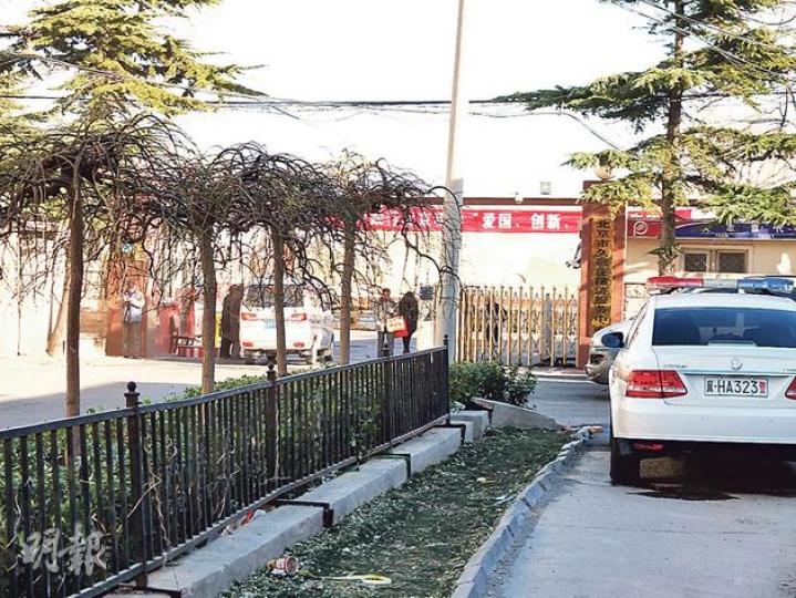 大門口戒備森嚴,停滿其他地方政府、警方車輛,昨日陸續有訪民出來。(明報記者攝) 大門口戒備森嚴,停滿其他地方政府、警方車輛,昨日陸續有訪民出來。(明報記者攝)