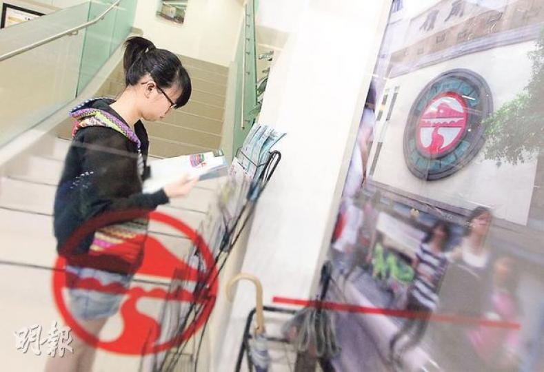LIFE高等文憑生周雪凝坦言,786名首屆學生慘成「無主孤魂」,擔心學院無法兌現提供充足銜接學額的承諾。(李澤彤攝) LIFE高等文憑生周雪凝坦言,786名首屆學生慘成「無主孤魂」,擔心學院無法兌現提供充足銜接學額的承諾。(李澤彤攝)