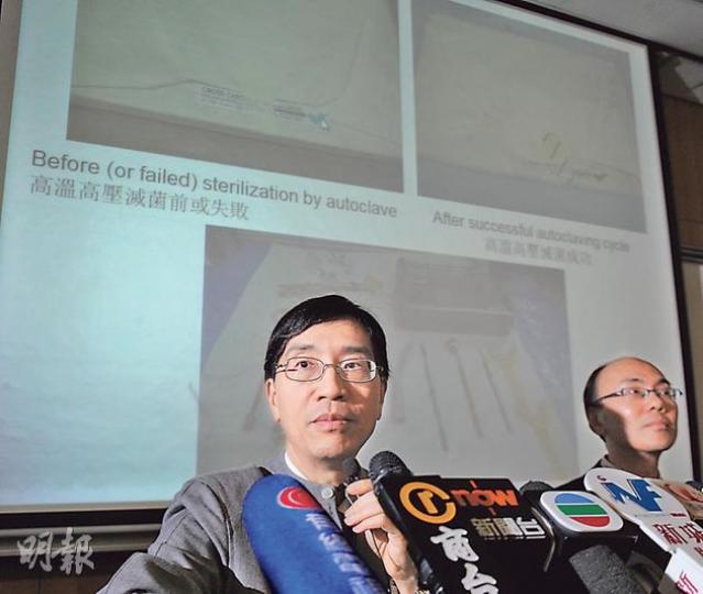 港大微生物學系教授袁國勇(左)認為今次港大牙科診所事故屬嚴重人為疏忽,但未能找出確實負責人員,問責要交港大的行政部門處理。右為小組另一成員、瑪麗醫院感染控制主任鄭智聰。(劉焌陶攝) 港大微生物學系教授袁國勇(左)認為今次港大牙科診所事故屬嚴重人為疏忽,但未能找出確實負責人員,問責要交港大的行政部門處理。右為小組另一成員、瑪麗醫院感染控制主任鄭智聰。(劉焌陶攝)