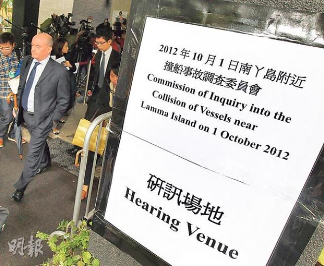 南丫島海難事發至今逾兩個月,調查委員會昨日10時在舊政府總部展開初步聆訊,港燈及港九小輪均派律師代表出席。若委員會明日決定不接受押後申請,正式研訊將在下周三(12日)展開。(李紹昌攝)南丫島海難的傷者家屬鄧太(右一)表示,其子在港燈任職近5年,事發當日與未婚妻登上南丫4號觀賞國慶煙花,豈料女方不幸罹難,兩人陰陽永隔;兒子至今情緒仍波動,不願出庭作供,亦已離任港燈職位。(李紹昌攝) 南丫島海難事發至今逾兩個月,調查委員會昨日10時在舊政府總部展開初步聆訊,港燈及港九小輪均派律師代表出席。若委員會明日決定不接受押後申請,正式研訊將在下周三(12日)展開。(李紹昌攝)南丫島海難的傷者家屬鄧太(右一)表示,其子在港燈任職近5年,事發當日與未婚妻登上南丫4號觀賞國慶煙花,豈料女方不幸罹難,兩人陰陽永隔;兒子至今情緒仍波動,不願出庭作供,亦已離任港燈職位。(李紹昌攝)