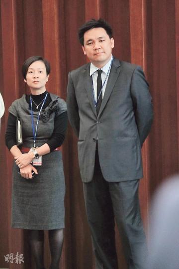 財政司長政治助理羅永聰(右)同埋食衛局政助陳凱欣同為傳媒出身,噚日齊齊現身立法會。(郭慶輝攝) 財政司長政治助理羅永聰(右)同埋食衛局政助陳凱欣同為傳媒出身,噚日齊齊現身立法會。(郭慶輝攝)