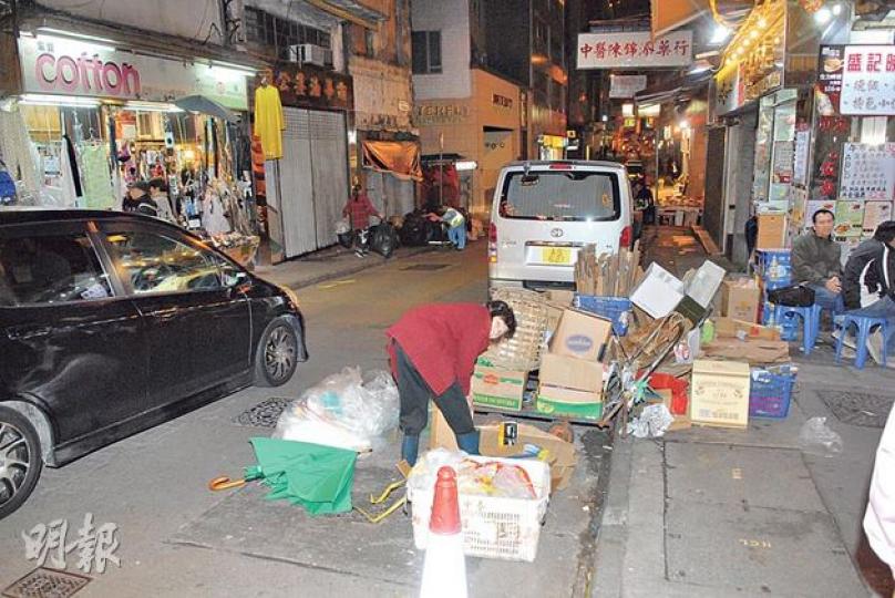 在中環威靈頓街一帶拾荒多年的鍾婆婆,昨午因將紙皮放在街上主要通道,致食環署派人到場一度要清走其紙皮並勸喻她。至昨晚,她在同一位置街上再度堆放大批紙皮。(伍浦鋒攝) 在中環威靈頓街一帶拾荒多年的鍾婆婆,昨午因將紙皮放在街上主要通道,致食環署派人到場一度要清走其紙皮並勸喻她。至昨晚,她在同一位置街上再度堆放大批紙皮。(伍浦鋒攝)