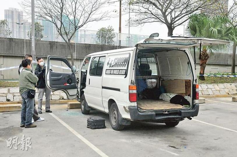 5名「刀槌匪」劫走大批電子產品,探員到案發海華路露天停車場調查,在遇劫客貨車套取指模蒐證,並在車廂檢獲一把懷疑匪徒遺下的剪刀。(林智傑攝) 5名「刀槌匪」劫走大批電子產品,探員到案發海華路露天停車場調查,在遇劫客貨車套取指模蒐證,並在車廂檢獲一把懷疑匪徒遺下的剪刀。(林智傑攝)