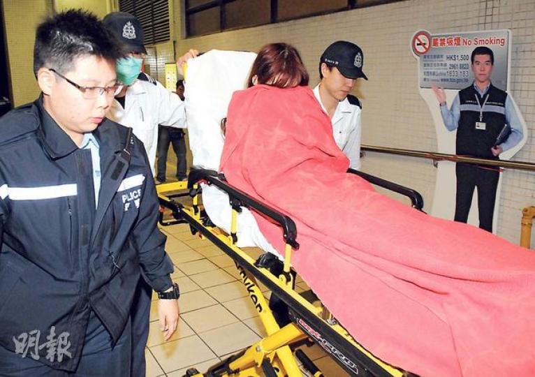 在旺角通菜街與同性愛人鬧翻後一度危坐天台的女子,事後送院檢驗。(蔡方山攝)與同性女友鬧翻後雙雙企圖跳樓的少女,候診期間有多名警員在旁戒備,據悉是擔心她情緒過分激動。(蔡方山攝) 在旺角通菜街與同性愛人鬧翻後一度危坐天台的女子,事後送院檢驗。(蔡方山攝)與同性女友鬧翻後雙雙企圖跳樓的少女,候診期間有多名警員在旁戒備,據悉是擔心她情緒過分激動。(蔡方山攝)