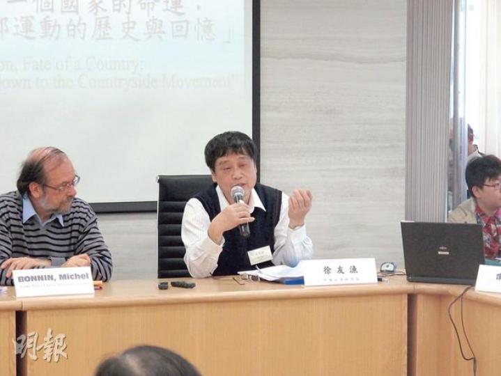 徐友漁(右)昨日在中文大學說,不要對「知青一代」掌權抱有太大期望。清華大學的潘鳴嘯教授(左)則有不同意見。(明報記者攝)昨日在中文大學一場有關知青的學術論壇上,與會者對知青出身的領導人評價展開辯論。圖為與會者合影。(明報記者攝) 徐友漁(右)昨日在中文大學說,不要對「知青一代」掌權抱有太大期望。清華大學的潘鳴嘯教授(左)則有不同意見。(明報記者攝)昨日在中文大學一場有關知青的學術論壇上,與會者對知青出身的領導人評價展開辯論。圖為與會者合影。(明報記者攝)