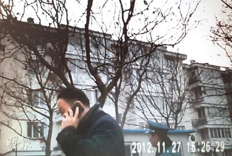本報記者11月27日第二次到劉霞家樓下，便衣看守人員一見有記者，就致電通知其他人前來支援。相中背景為劉霞所住的樓房。（明報記者攝）當局在劉霞家樓下安裝多個監控鏡頭。（明報記者攝）兩張「小牀」置於劉霞家樓房入口兩邊，供看守者日夜監視時休息之用。（明報記者攝）被看守人員折斷了的相機記憶卡內，有記者第一晚與劉霞對話時所攝圖片。（明報記者攝）便衣看守人員暴力阻止採訪，圖為本報記者手部傷痕。（明報記者攝）（明報製圖）