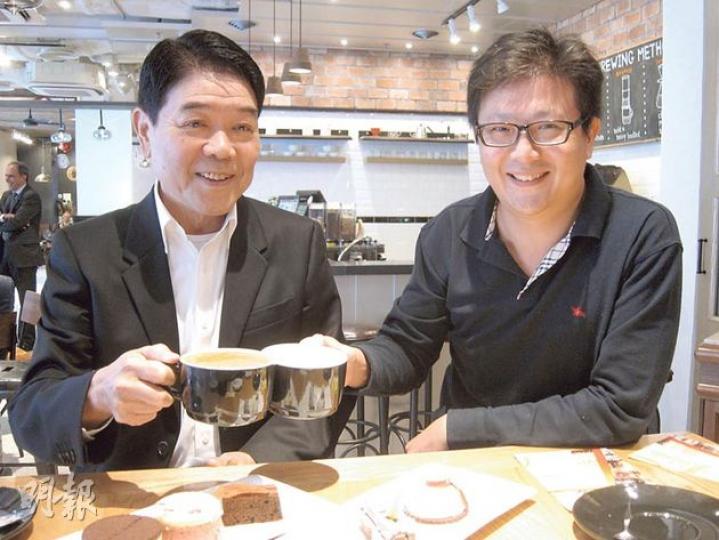 皇仁校慶晚宴籌備小組召集人鍾創新(右)同舊生會會長于鎮康(左),佢哋話校慶晚宴節目豐富,仲有拍賣環節為母校籌款作教育發展之用。(勞雅文攝) 皇仁校慶晚宴籌備小組召集人鍾創新(右)同舊生會會長于鎮康(左),佢哋話校慶晚宴節目豐富,仲有拍賣環節為母校籌款作教育發展之用。(勞雅文攝)