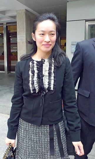 曾昭穎指聆訊路漫長,要儲備資金應付。她未肯透露離婚官司後,從前夫李建勤所獲款項金額,只重申「好少好少」。(何偉畧攝) 曾昭穎指聆訊路漫長,要儲備資金應付。她未肯透露離婚官司後,從前夫李建勤所獲款項金額,只重申「好少好少」。(何偉畧攝)