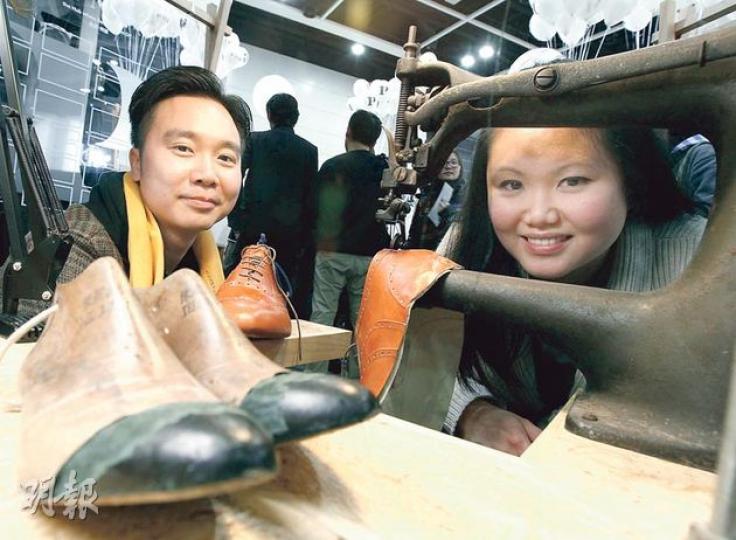 一年前於旺角一商廈開設人手製鞋店「工舘」的李雅菁(右)說,香港租金高昂,當時花近一個月才找到合適舖位;PMQ元創方的租金低廉,為她提供擴展事業的好機會。左為其丈夫尹仲昇。(李紹昌攝) (明報製圖) 一年前於旺角一商廈開設人手製鞋店「工舘」的李雅菁(右)說,香港租金高昂,當時花近一個月才找到合適舖位;PMQ元創方的租金低廉,為她提供擴展事業的好機會。左為其丈夫尹仲昇。(李紹昌攝) (明報製圖)