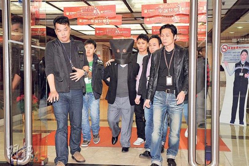九龍城警區重案組拘捕一名持雙程證來港的內地「珠寶老千」（圖），他涉處心積慮長達兩年，近日一次過騙取逾30個供應商共1700萬元珠寶，截至昨晚仍有1300萬元珠寶下落不明。（衛永康攝）涉嫌騙取1700萬元珠寶的內地老千，在紅磡經營「Diamond City」珠寶公司已經兩年，警方懷疑他兩年來處心積慮只為犯案。（衛永康攝）