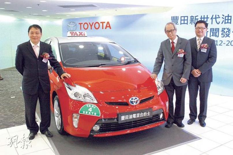 皇冠汽車將於明年2月起,推出首批20部由電油及電池驅動行駛的混能的士(圖),同樣為4座位設計,售價26.9萬元。圖左起為皇冠汽車執董蘇軒熲、雪佛龍香港董事長郭佩明及皇冠汽車公共車輛部總經理黃世傑。(黃俊鋒攝) 皇冠汽車將於明年2月起,推出首批20部由電油及電池驅動行駛的混能的士(圖),同樣為4座位設計,售價26.9萬元。圖左起為皇冠汽車執董蘇軒熲、雪佛龍香港董事長郭佩明及皇冠汽車公共車輛部總經理黃世傑。(黃俊鋒攝)