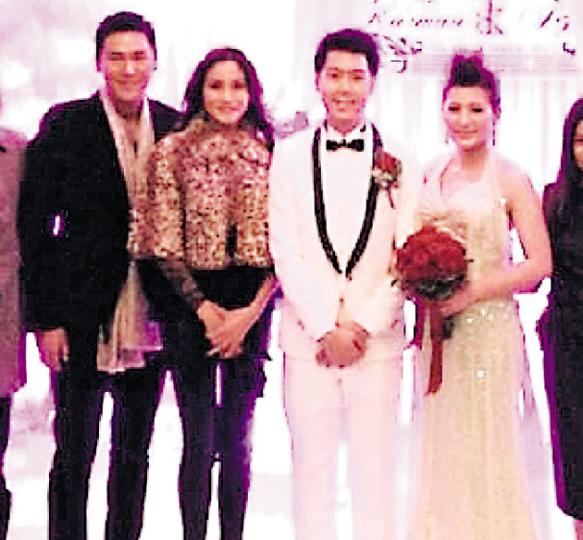 馬德鐘兩夫妻(左一、二)前晚出席前港姐鄭嘉雯與周志豪婚宴,並未見到有爭執事件發生。(微博圖片) 馬德鐘兩夫妻(左一、二)前晚出席前港姐鄭嘉雯與周志豪婚宴,並未見到有爭執事件發生。(微博圖片)