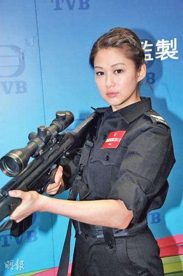 香香穿上狙擊手制服，一改女神形象。（攝影/記者﹕陳釗）