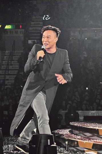 雖然太太徐濠縈被負面傳聞纏身,不過陳奕迅演唱時仍非常生鬼。(攝影:梁迺楠)陳奕迅父親陳裘大拒絕接受訪問。(攝影:梁迺楠) 雖然太太徐濠縈被負面傳聞纏身,不過陳奕迅演唱時仍非常生鬼。(攝影:梁迺楠)陳奕迅父親陳裘大拒絕接受訪問。(攝影:梁迺楠)