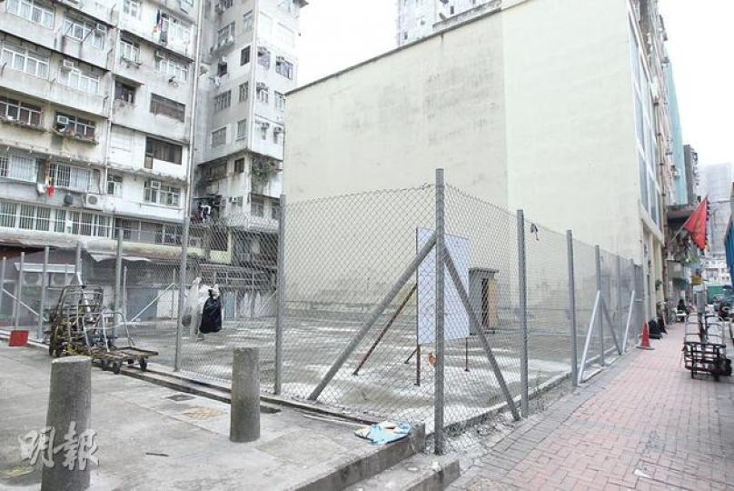官涌街7號住宅地皮昨日截標,吸引大、小型發展商及各式財團爭相競投,勁收合共14份標書。(李澤彤攝)麗展上周伙拍新地非執董郭炳湘,以區內新高呎價奪得將軍澳第68A2區地皮,是次卻獨資入標競投毗鄰的68A1區地。(尹錦恩攝)由於官涌街地涉資較小,吸引中小型發展商紛紛入標,包括香港興業亦獨資競投。(尹錦恩攝) 官涌街7號住宅地皮昨日截標,吸引大、小型發展商及各式財團爭相競投,勁收合共14份標書。(李澤彤攝)麗展上周伙拍新地非執董郭炳湘,以區內新高呎價奪得將軍澳第68A2區地皮,是次卻獨資入標競投毗鄰的68A1區地。(尹錦恩攝)由於官涌街地涉資較小,吸引中小型發展商紛紛入標,包括香港興業亦獨資競投。(尹錦恩攝)
