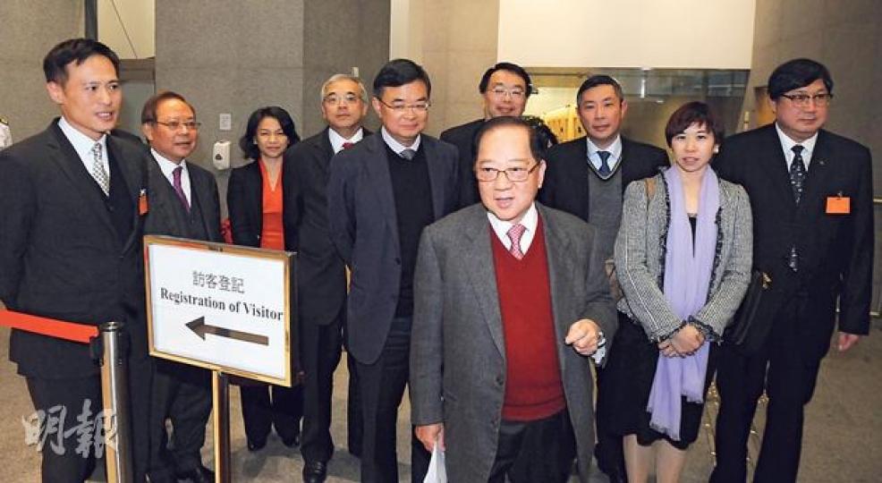 地建會執委會主席梁志堅(前排中)表示,地建會與港府昨日就BSD問題的會談,氣氛溫和;後為一眾撐場的地產商代表。(劉焌陶攝) 地建會執委會主席梁志堅(前排中)表示,地建會與港府昨日就BSD問題的會談,氣氛溫和;後為一眾撐場的地產商代表。(劉焌陶攝)