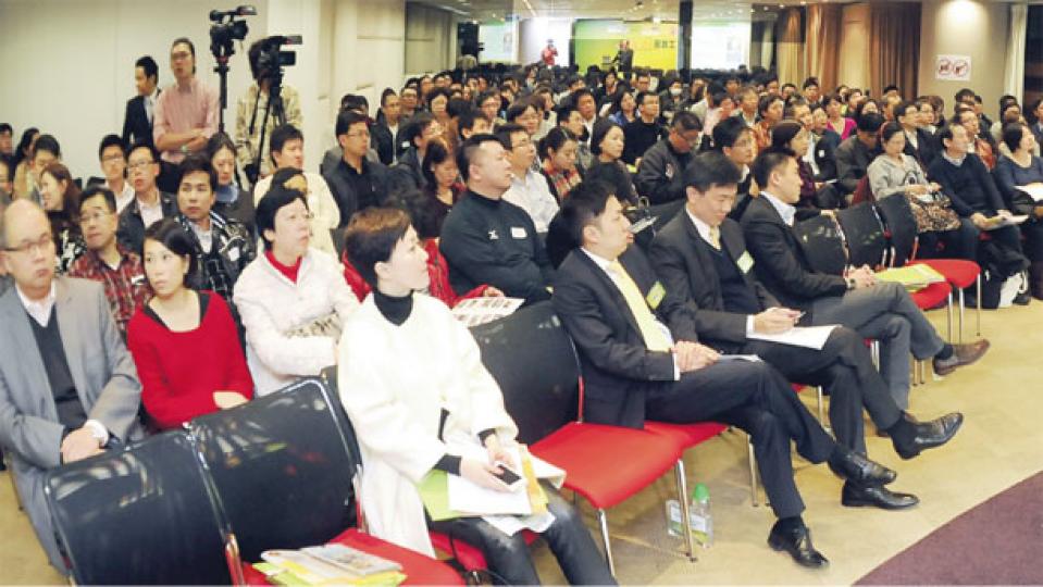 明報置業網與美聯工商舖合作舉辦「工商舖煉金術」研討會,請來美聯工商舖行政總裁黃漢成和力寶投資管理行政總郭偉良,分享投資工商舖技巧與實戰經驗,反應熱烈。(劉焌陶攝)美聯工商舖行政總裁黃漢成在研討會指出,買賣工商舖,除了要知道大勢,還要懂得竅門,才可以勝人一籌。(劉焌陶攝)在研討會上力寶投資管理行政總裁郭偉良指出,不介意買入的物業殘或舊,「垃圾」反而做價相宜,最重要是位置有升值潛力,這才是增值之道。(劉焌陶攝) 明報置業網與美聯工商舖合作舉辦「工商舖煉金術」研討會,請來美聯工商舖行政總裁黃漢成和力寶投資管理行政總郭偉良,分享投資工商舖技巧與實戰經驗,反應熱烈。(劉焌陶攝)美聯工商舖行政總裁黃漢成在研討會指出,買賣工商舖,除了要知道大勢,還要懂得竅門,才可以勝人一籌。(劉焌陶攝)在研討會上力寶投資管理行政總裁郭偉良指出,不介意買入的物業殘或舊,「垃圾」反而做價相宜,最重要是位置有升值潛力,這才是增值之道。(劉焌陶攝)