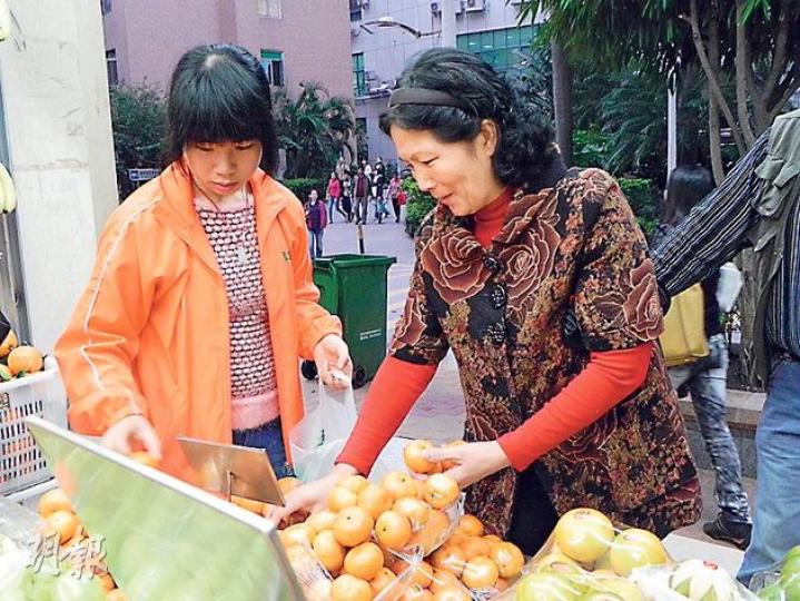 深圳漁民村居民宋女士(右)昨獲通知要準備接待習近平家訪,她買了新鮮水果,準備接待習近平。(明報記者攝)在漁民村早前的預展中,前中共總書記胡耀邦(圖中右一)1983年春到訪的照片一度出現,但昨日該張相片已被撤下。(明報記者攝) 深圳漁民村居民宋女士(右)昨獲通知要準備接待習近平家訪,她買了新鮮水果,準備接待習近平。(明報記者攝)在漁民村早前的預展中,前中共總書記胡耀邦(圖中右一)1983年春到訪的照片一度出現,但昨日該張相片已被撤下。(明報記者攝)