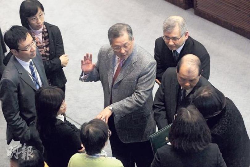 財委會主席張宇人(中)昨在政府「奇招突襲」立法會財委會中,擔演關鍵角色,包括豁免政府重提新文件的通知期,並突然提出表決。圖為他昨和張建宗等官員,在開會前討論長津問題。(李紹昌攝)在長津撥款拉布的社民連梁國雄(圖),昨日不滿財委會主席張宇人的裁決,在會議廳內多番與張爭辯,但始終不敵主席裁決,無法拉布。(李紹昌攝) 財委會主席張宇人(中)昨在政府「奇招突襲」立法會財委會中,擔演關鍵角色,包括豁免政府重提新文件的通知期,並突然提出表決。圖為他昨和張建宗等官員,在開會前討論長津問題。(李紹昌攝)在長津撥款拉布的社民連梁國雄(圖),昨日不滿財委會主席張宇人的裁決,在會議廳內多番與張爭辯,但始終不敵主席裁決,無法拉布。(李紹昌攝)