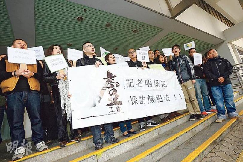 壹傳媒工會、記者協會及攝影記者協會逾30名記者到場聲援成啓聰,眾人聞判無罪後不禁歡呼。(盧翊銘攝) 壹傳媒工會、記者協會及攝影記者協會逾30名記者到場聲援成啓聰,眾人聞判無罪後不禁歡呼。(盧翊銘攝)