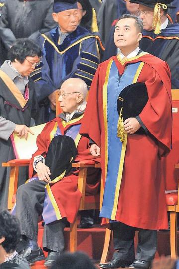 前律政司長黃仁龍(右站立者)獲樹仁大學頒發榮譽法學博士。國學大師饒宗頤(坐下者)亦獲頒榮譽文學博士。 (葉家豪攝) 前律政司長黃仁龍(右站立者)獲樹仁大學頒發榮譽法學博士。國學大師饒宗頤(坐下者)亦獲頒榮譽文學博士。 (葉家豪攝)