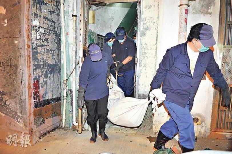 一名在巴士公司任職男子疑不滿遭公司無理解僱,偕妻雙雙燒炭自殺身亡,兩人屍體昨晚由仵工舁送殮房。(衛永康攝) 一名在巴士公司任職男子疑不滿遭公司無理解僱,偕妻雙雙燒炭自殺身亡,兩人屍體昨晚由仵工舁送殮房。(衛永康攝)