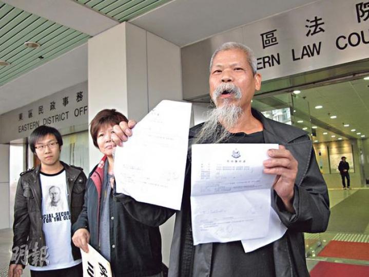 活躍社運人士古思堯(右)被指半年前在中聯辦外焚燒國旗,抗議失明民運人士李旺陽「被自殺」事件。他昨晨遭拘捕並落案起訴。(余卓善攝) 活躍社運人士古思堯(右)被指半年前在中聯辦外焚燒國旗,抗議失明民運人士李旺陽「被自殺」事件。他昨晨遭拘捕並落案起訴。(余卓善攝)