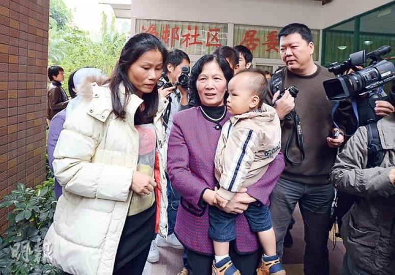 羅湖漁民村村民宋女士(圖中手抱男童者)昨日在家中接待過中共總書記習近平到訪後說,覺得習好親切,很隨和,「沒有一點的領導人的架子」。(盧翊銘攝) 羅湖漁民村村民宋女士(圖中手抱男童者)昨日在家中接待過中共總書記習近平到訪後說,覺得習好親切,很隨和,「沒有一點的領導人的架子」。(盧翊銘攝)