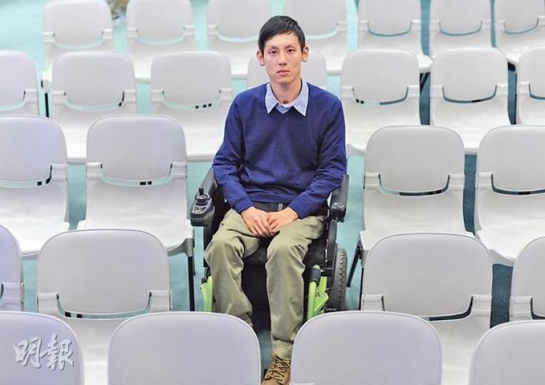 27歲的葉健強,2003年因一次意外傷及頸部致四肢失去活動能力,意外燃起本來無心向學的他重拾書本,現為註冊社工,以親身經歷鼓勵其他殘疾人士尋找理想。(余俊亮攝) 27歲的葉健強,2003年因一次意外傷及頸部致四肢失去活動能力,意外燃起本來無心向學的他重拾書本,現為註冊社工,以親身經歷鼓勵其他殘疾人士尋找理想。(余俊亮攝)
