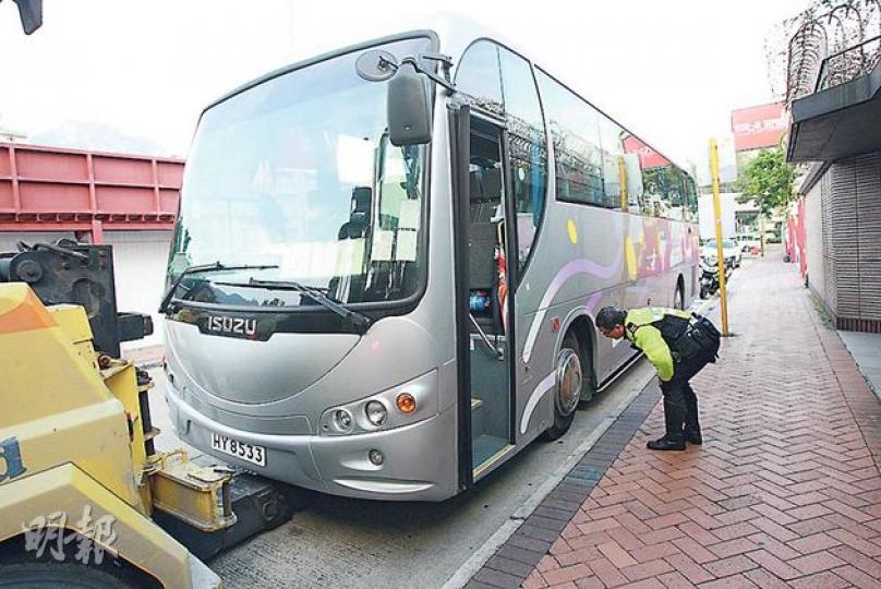 婦人在九龍塘多實街橫過馬路,遭滿載婚禮賓客的旅遊巴輾過致腿骨骨折,警員事後到場調查。(黃雄攝)
婦人在九龍塘多實街橫過馬路,遭滿載婚禮賓客的旅遊巴輾過致腿骨骨折,警員事後到場調查。(黃雄攝)
