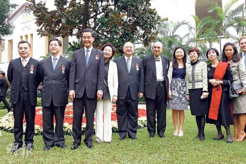 終審法院非常任法官包致金早前指法律界正面對前所未有的暴風雨,但他昨日亦是大紫荊勳章得主之一。圖為昨在授勳典禮後,各人在禮賓府大合照,左起前律政司長黃仁龍、前政務司長林端麟、特首梁振英及太太唐青儀、終審法院首席法官馬道立、包致金、梁振英的細女梁頌昕,以及民政事務總署署長陳甘美華等,在禮賓府的草坪合照。(李紹昌攝)粵劇名伶羅家英(右二)及尹飛燕(中)致力推廣粵劇發展,獲頒榮譽勳章。羅昨偕同太太汪明荃(右一),而尹飛燕則與兒子阮德鏘(左二)一同出席典禮。(葉家豪攝)體操運動員黃曉盈(中)喜見運動員獲嘉 終審法院非常任法官包致金早前指法律界正面對前所未有的暴風雨,但他昨日亦是大紫荊勳章得主之一。圖為昨在授勳典禮後,各人在禮賓府大合照,左起前律政司長黃仁龍、前政務司長林端麟、特首梁振英及太太唐青儀、終審法院首席法官馬道立、包致金、梁振英的細女梁頌昕,以及民政事務總署署長陳甘美華等,在禮賓府的草坪合照。(李紹昌攝)粵劇名伶羅家英(右二)及尹飛燕(中)致力推廣粵劇發展,獲頒榮譽勳章。羅昨偕同太太汪明荃(右一),而尹飛燕則與兒子阮德鏘(左二)一同出席典禮。(葉家豪攝)體操運動員黃曉盈(中)喜見運動員獲嘉