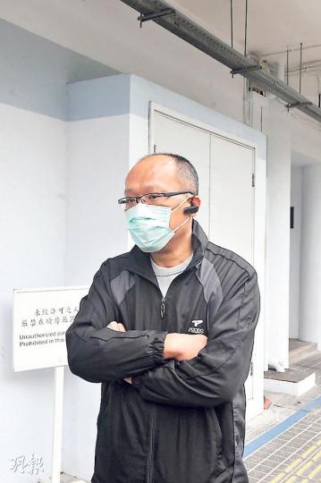 男死者的弟弟(圖)昨到殮房認屍後稱,哥哥或是自尊心太強,縱失業及財困也未有向家人求助,最終不幸走上絕路。(林智傑攝) 男死者的弟弟(圖)昨到殮房認屍後稱,哥哥或是自尊心太強,縱失業及財困也未有向家人求助,最終不幸走上絕路。(林智傑攝)