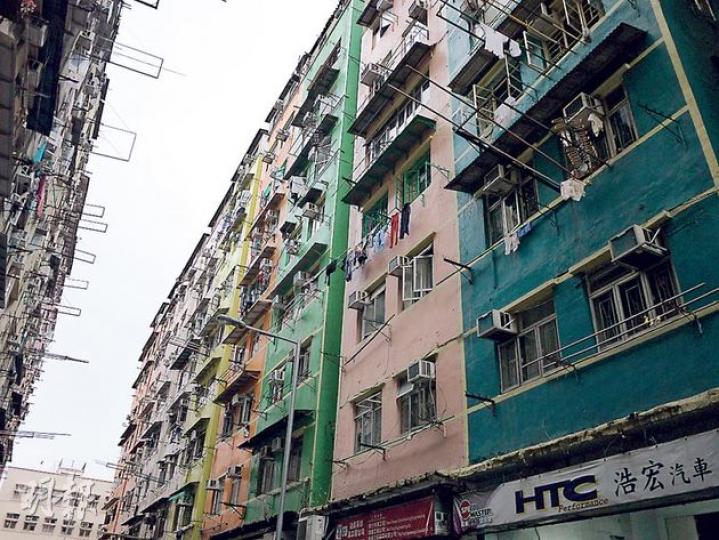 有街坊說,十三街的舊樓外牆多已維修過,看上去五彩繽紛,但內籠很多地方仍是石屎剝落、滲水漏水。(林茵攝)甘先生父子(林茵攝)忠信街多年來都留着這個阮玲玉塗鴉,在陽剛味車房之間,萬綠叢中一點紅(林茵攝)五街邊緣的隱蔽休憩空間,風景怡人得有點像去了另一個時空(林茵攝)通天菜園(林茵攝)東方紗廠--攝於今年4月(林茵攝)東方紗廠--攝於上星期(林茵攝)(林茵攝)(林茵攝)(明報製圖) 有街坊說,十三街的舊樓外牆多已維修過,看上去五彩繽紛,但內籠很多地方仍是石屎剝落、滲水漏水。(林茵攝)甘先生父子(林茵攝)忠信街多年來都留着這個阮玲玉塗鴉,在陽剛味車房之間,萬綠叢中一點紅(林茵攝)五街邊緣的隱蔽休憩空間,風景怡人得有點像去了另一個時空(林茵攝)通天菜園(林茵攝)東方紗廠--攝於今年4月(林茵攝)東方紗廠--攝於上星期(林茵攝)(林茵攝)(林茵攝)(明報製圖)