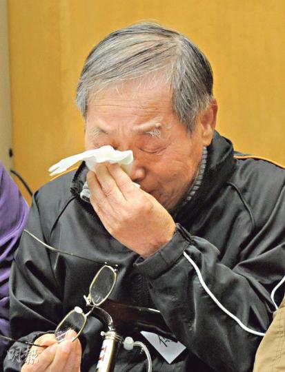 62歲的傅先生去年接受一名兩歲幼兒的屍肝做肝移植手術,是本港接受最年幼死亡捐肝者個案,他昨憶述時不禁落淚,感謝醫院從鬼門關邊緣拯救他。(陳淑安攝)瑪麗醫院今年10月完成第1000宗肝臟移植手術,昨邀請多名捐肝及受肝者談感受,當中何德(右)1994年捐肝給妻子(左),是首宗非血緣親屬活肝移植個案。(陳淑安攝) 62歲的傅先生去年接受一名兩歲幼兒的屍肝做肝移植手術,是本港接受最年幼死亡捐肝者個案,他昨憶述時不禁落淚,感謝醫院從鬼門關邊緣拯救他。(陳淑安攝)瑪麗醫院今年10月完成第1000宗肝臟移植手術,昨邀請多名捐肝及受肝者談感受,當中何德(右)1994年捐肝給妻子(左),是首宗非血緣親屬活肝移植個案。(陳淑安攝)