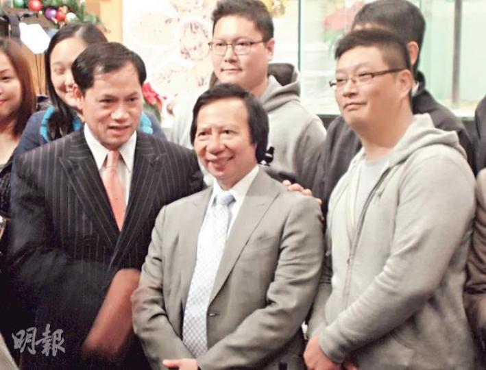 新鴻基地產主席兼董事總經理郭炳江(前排中)昨於教會分享,透露母親今年6月一度中風昏迷,腦部長出血瘤,令他憂心不已。(邱雅錡攝) 新鴻基地產主席兼董事總經理郭炳江(前排中)昨於教會分享,透露母親今年6月一度中風昏迷,腦部長出血瘤,令他憂心不已。(邱雅錡攝)