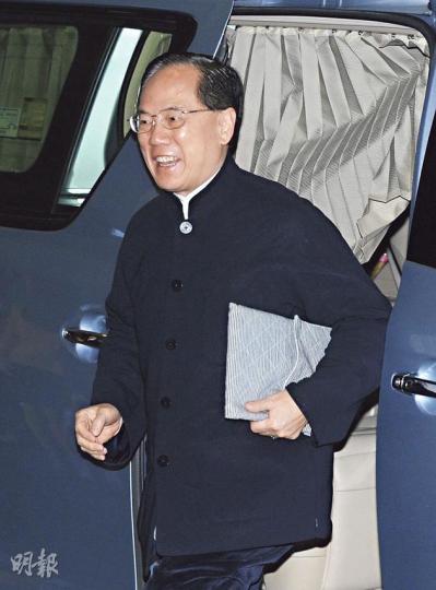 前特首曾蔭權(圖)以主席團成員身分出席人代選舉主席團會議,沒有回應記者提問。(圖2)為港區人代選舉主席團新聞發言人劉漢銓。(鄧宗弘攝) 前特首曾蔭權(圖)以主席團成員身分出席人代選舉主席團會議,沒有回應記者提問。(圖2)為港區人代選舉主席團新聞發言人劉漢銓。(鄧宗弘攝)