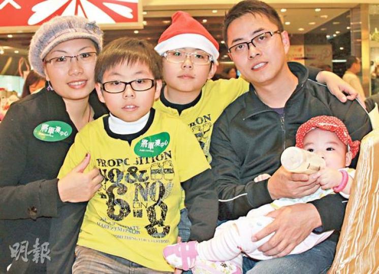 殷氏一家認為,家人多溝通是家庭快樂最主要因素,的士司機殷爸爸(右)說,寧願少掙點錢,亦會盡量撥時間陪伴子女。(李芷君攝) 殷氏一家認為,家人多溝通是家庭快樂最主要因素,的士司機殷爸爸(右)說,寧願少掙點錢,亦會盡量撥時間陪伴子女。(李芷君攝)