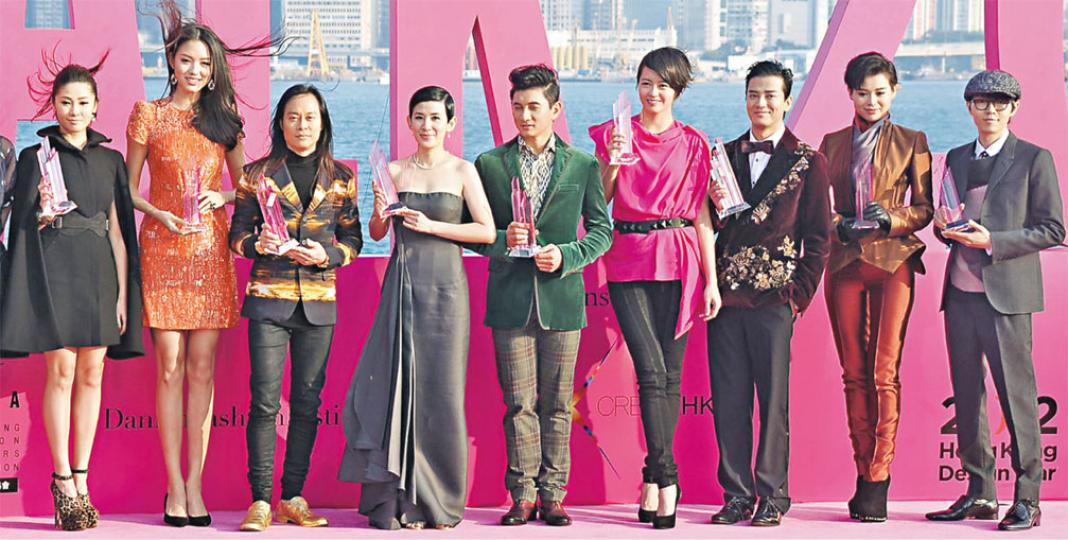 翁嘉穗(左起)、張梓琳、蔡一智、吳君如、吳奇隆、梁詠琪、陳曉東、胡杏兒及方大同領取「十大傑出衣著人士大獎」。(攝影/記者:陳釗)吳君如表示不認識黃浩(圓圖)。(攝影/記者:陳釗) 翁嘉穗(左起)、張梓琳、蔡一智、吳君如、吳奇隆、梁詠琪、陳曉東、胡杏兒及方大同領取「十大傑出衣著人士大獎」。(攝影/記者:陳釗)吳君如表示不認識黃浩(圓圖)。(攝影/記者:陳釗)
