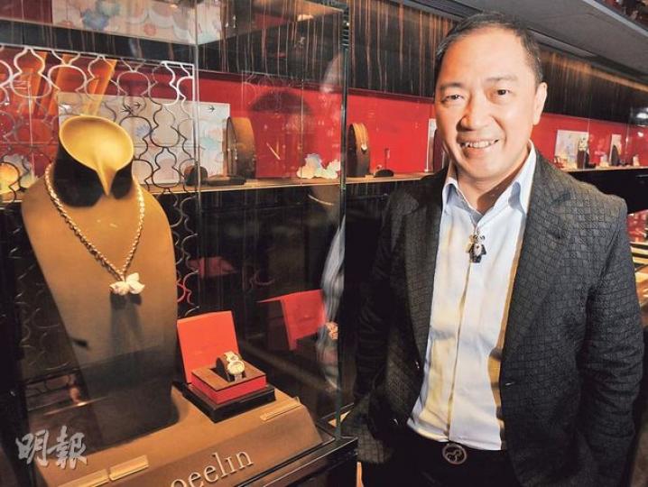 8年來,Qeelin主席陳瑞麟先後通過葫蘆、熊貓、蓮花、金魚、獅子等中國意象,打造了極富現代氣息的珠寶精品,立志推動中國文化的新一輪復興。圖為陳瑞麟在香港太子大廈Qeelin專門店內。(劉焌陶攝)陳瑞麟親自參與Qeelin每件產品的設計,細節之處更獨具匠心。這件Corolle de Lotus系列18K白金鑽戒,內嵌紅寶石為蕊,小小花瓣更可開可合:因工藝難度較大,前後花費兩年時間才開發完成。(劉焌陶攝)陳瑞麟鍾愛Qeelin的熊貓「BOBO」系列,接受訪問時也戴着一隻經典版吊墜(圖中左一)。陳瑞 8年來,Qeelin主席陳瑞麟先後通過葫蘆、熊貓、蓮花、金魚、獅子等中國意象,打造了極富現代氣息的珠寶精品,立志推動中國文化的新一輪復興。圖為陳瑞麟在香港太子大廈Qeelin專門店內。(劉焌陶攝)陳瑞麟親自參與Qeelin每件產品的設計,細節之處更獨具匠心。這件Corolle de Lotus系列18K白金鑽戒,內嵌紅寶石為蕊,小小花瓣更可開可合:因工藝難度較大,前後花費兩年時間才開發完成。(劉焌陶攝)陳瑞麟鍾愛Qeelin的熊貓「BOBO」系列,接受訪問時也戴着一隻經典版吊墜(圖中左一)。陳瑞
