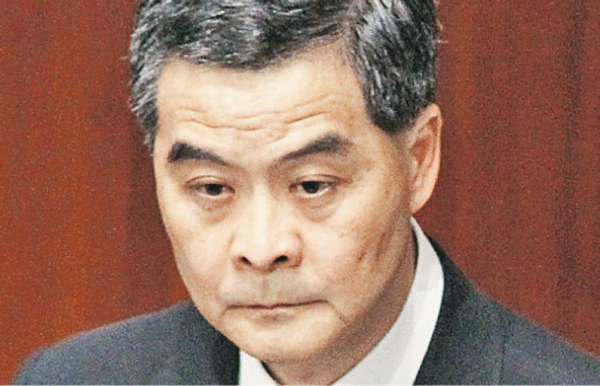 梁振英被泛民以至建制派議員追問,批評他「呃」到特首職位,要求他下台或不要尋求連任。梁振英多番重申沒有隱瞞僭建意圖,但對於「下台」的提問則多次迴避作答。 (李澤彤攝)梁振英昨出席答問大會時先說開場白,表示因處理欠謹慎及連累公務員和問責團隊,先後三度「道歉」,兩度稱自己「疏忽」。(余俊亮攝)被田北俊指摘「講大話」隱瞞僭建後,梁振英反駁說,「這個有個事實上的問題,記憶中,我無講過話我無僭建。」梁發言冷靜,未見有邊說邊流汗的情况。(余俊亮攝)梁振英於立法會答問大會說出「記憶中,我無講過話我無僭建」的言論 梁振英被泛民以至建制派議員追問,批評他「呃」到特首職位,要求他下台或不要尋求連任。梁振英多番重申沒有隱瞞僭建意圖,但對於「下台」的提問則多次迴避作答。 (李澤彤攝)梁振英昨出席答問大會時先說開場白,表示因處理欠謹慎及連累公務員和問責團隊,先後三度「道歉」,兩度稱自己「疏忽」。(余俊亮攝)被田北俊指摘「講大話」隱瞞僭建後,梁振英反駁說,「這個有個事實上的問題,記憶中,我無講過話我無僭建。」梁發言冷靜,未見有邊說邊流汗的情况。(余俊亮攝)梁振英於立法會答問大會說出「記憶中,我無講過話我無僭建」的言論