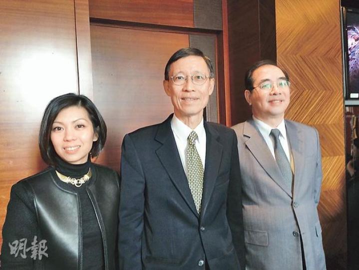 電盈董事總經理陳禎祥(中)指批出新免費電視牌不會對行業構成惡性競爭,因為大家客路不同。左為電盈電視及新媒體業務董事總經理李凱怡。(岑梽豪攝) 電盈董事總經理陳禎祥(中)指批出新免費電視牌不會對行業構成惡性競爭,因為大家客路不同。左為電盈電視及新媒體業務董事總經理李凱怡。(岑梽豪攝)
