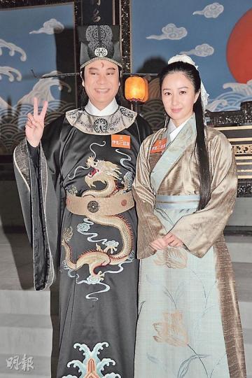 關詠荷笑指歐陽震華拍劇多年依然頻頻NG。(攝影/記者:陳釗) 關詠荷笑指歐陽震華拍劇多年依然頻頻NG。(攝影/記者:陳釗)