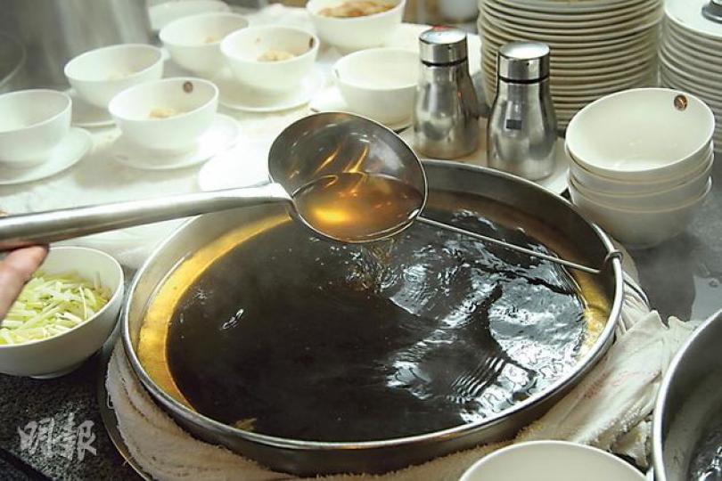 何洪記負責人之一的何太表示,靚的雲吞湯底呈金黃色,味濃而湯清。(林俊源攝)雲吞湯主要湯料。(林俊源攝) 何洪記負責人之一的何太表示,靚的雲吞湯底呈金黃色,味濃而湯清。(林俊源攝)雲吞湯主要湯料。(林俊源攝)