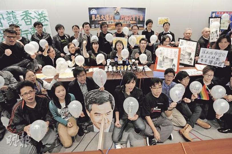 民陣昨就元旦遊行舉行記者會,遊行主題為「民怨大爆炸 行騙長官下台」。民陣盼望遊行人數能與今年7•1遊行看齊。(鄧宗弘攝) 民陣昨就元旦遊行舉行記者會,遊行主題為「民怨大爆炸 行騙長官下台」。民陣盼望遊行人數能與今年7•1遊行看齊。(鄧宗弘攝)