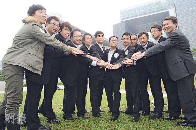 民主黨副主席單仲偕(左六)組成12人內閣,參加民主黨領導層選舉,單仲偕角逐主席。(劉焌陶攝)(明報製圖) 民主黨副主席單仲偕(左六)組成12人內閣,參加民主黨領導層選舉,單仲偕角逐主席。(劉焌陶攝)(明報製圖)