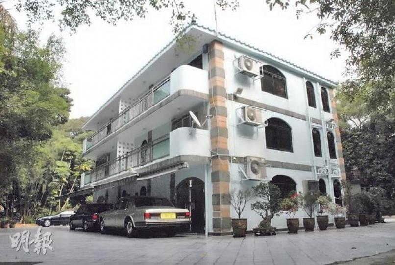 簡炳墀上水村屋寓所(圖)前晚遭人爆竊,損失近200萬元的戒指及名表。(雲錦鋒攝) 簡炳墀上水村屋寓所(圖)前晚遭人爆竊,損失近200萬元的戒指及名表。(雲錦鋒攝)